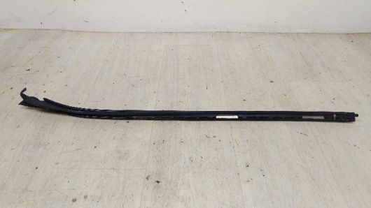 Купить Молдинг стекла лобового справа Mercedes-Benz A1666901280 в Магазине