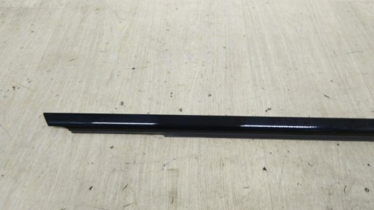 Купить Молдинг стекла двери передней правой наружный Mercedes-Benz A2547200800 в Магазине