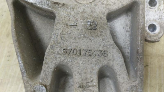 Кронштейн КПП Maserati 670175138 Кронштейн КПП Maserati 670175138 для авто купить в Магазине