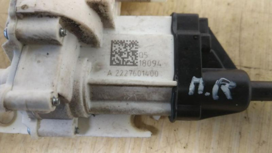 Доводчик двери передней правой Mercedes-Benz A2227601400 Купить Доводчик двери передней правой Mercedes-Benz A2227601400 в Магазине