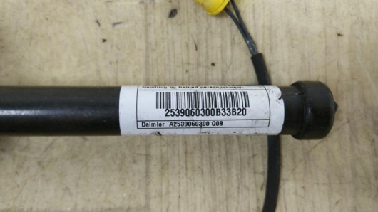 Автозапчасти в Магазине Пиропатрон петли капота Mercedes-Benz A2539060300