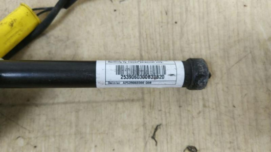 Автозапчасти в Магазине Пиропатрон петли капота Mercedes-Benz A2539060300