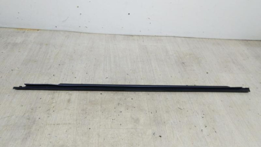 Купить Молдинг стекла двери передней правой наружный Mercedes-Benz A2547200800 в Магазине