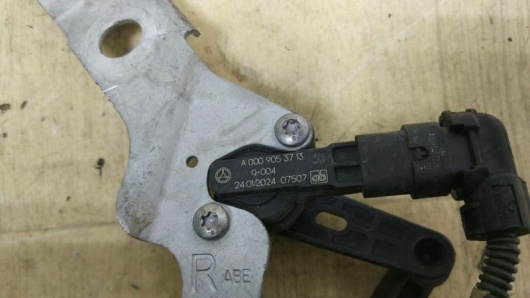 Датчик положения кузова правый Mercedes-Benz A0009053713 Датчик положения кузова правый Mercedes-Benz A0009053713 Купить в Магазине ssavto