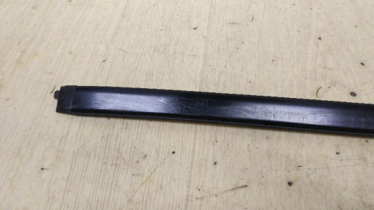 Купить Молдинг стекла лобового справа Mercedes-Benz A1666901280 в Магазине